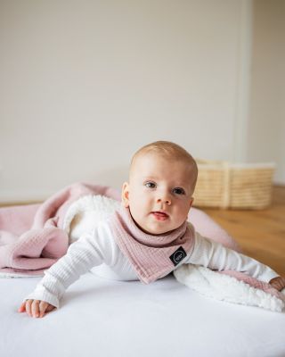 👶✨ Oboustranný mušelínový slintáček – styl, praktičnost a pohodlí v jednom! Jeden slintáček, dvě možnosti nošení! Když se...